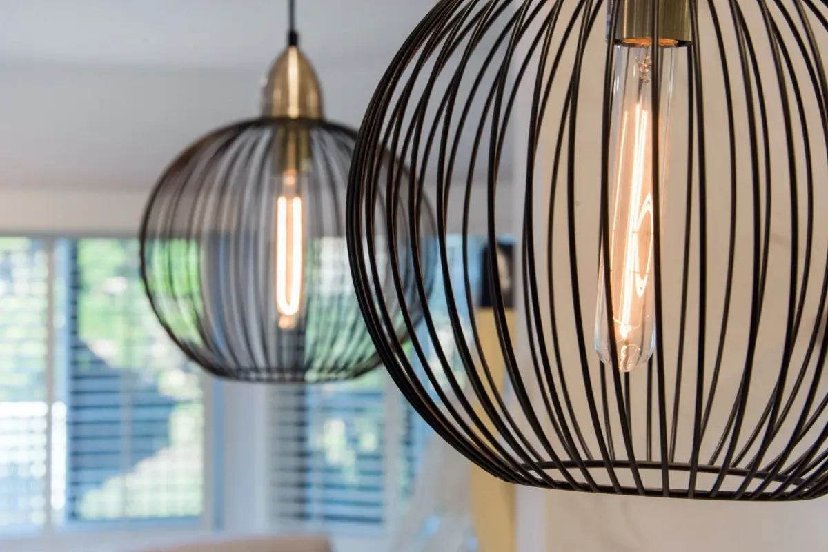 Hvilke lamper er bedst til stuen? Få tips til at finde de helt rigtige lamper til din stue